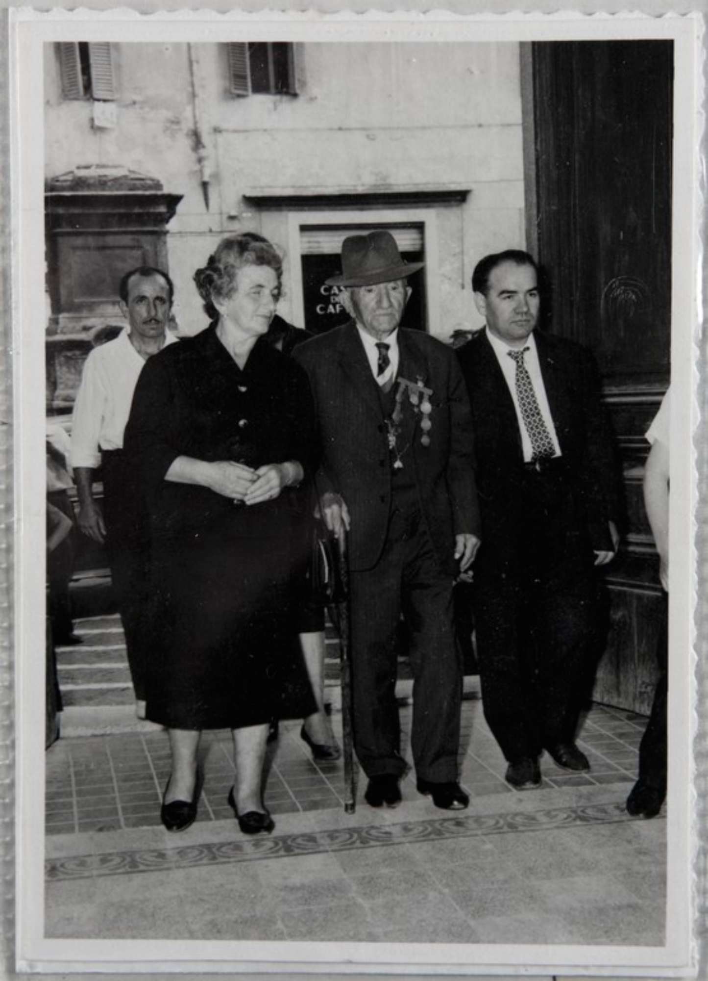 Poggibonsi, 18-19 luglio 1964, XX° anniversario della liberazione e conferimento ad Alcide Cervi della cittadinanza onoraria. Alcide Cervi accompagnato dalla figlia Diomira